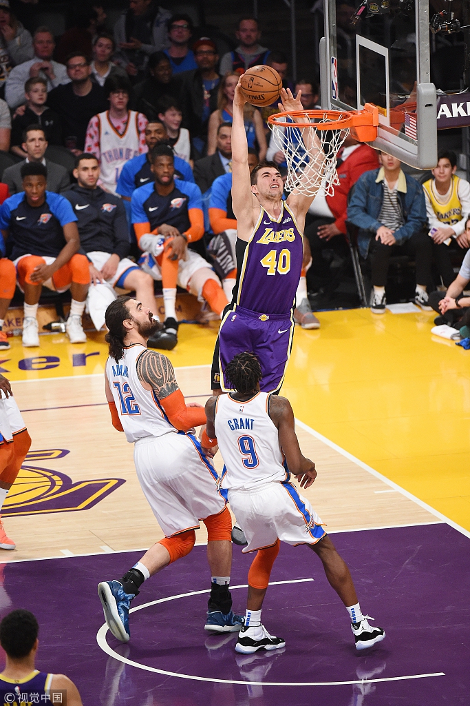 他显得孤立 他显得孤立